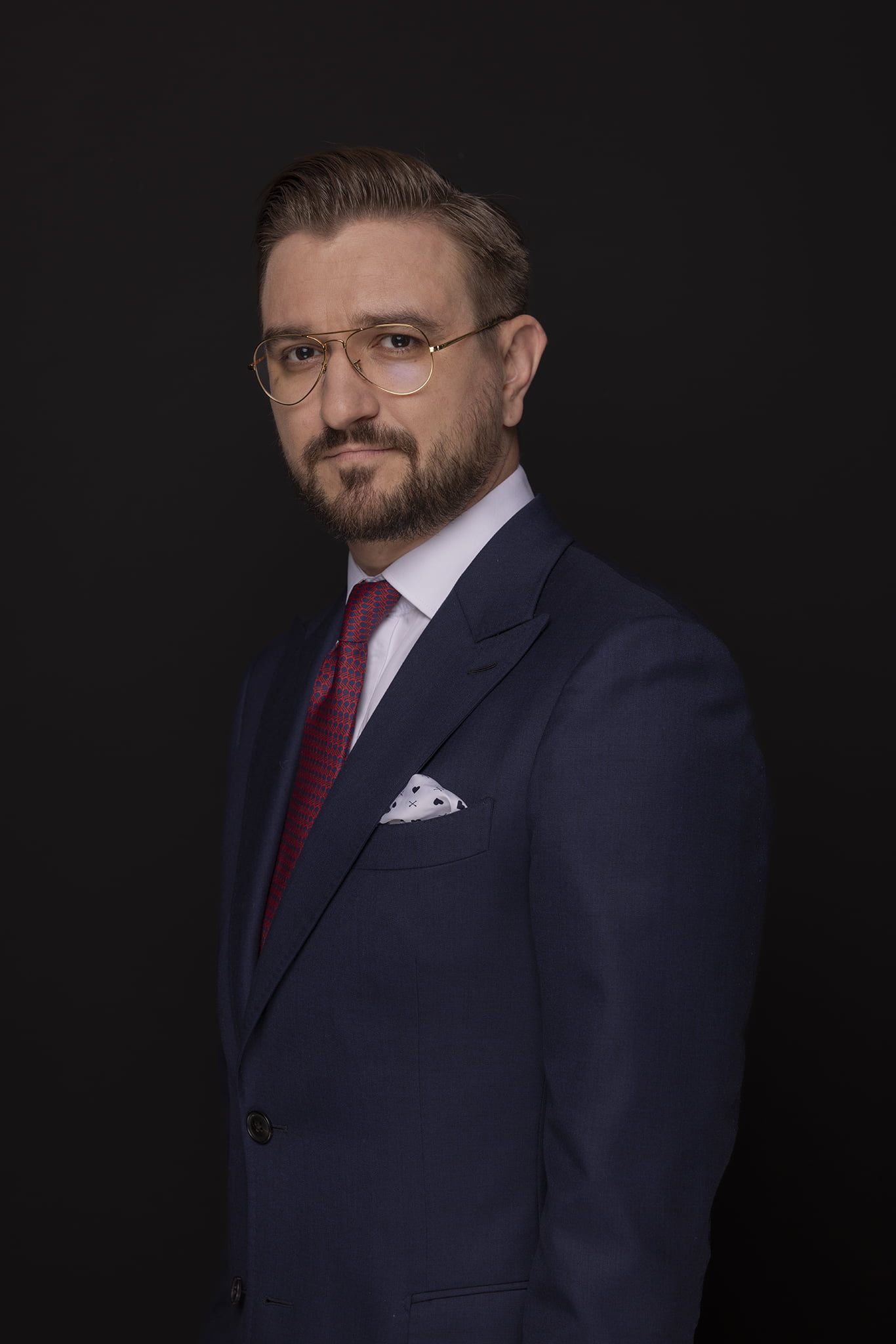Michał Wałdykowski na czarnym tle