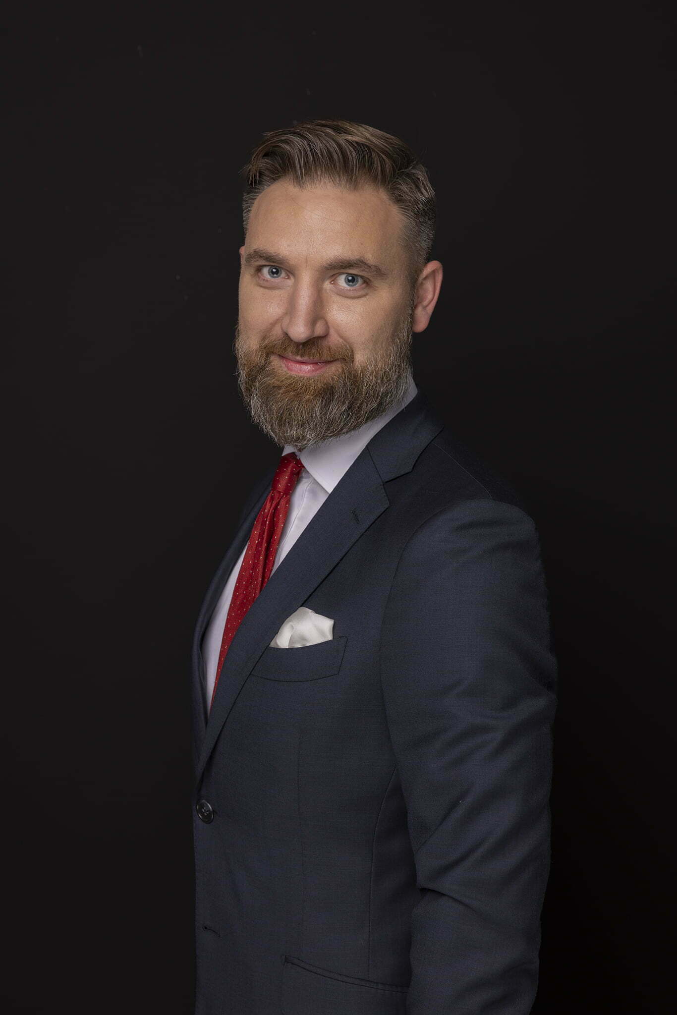 Bartłomiej Kiciński na czarnym tle