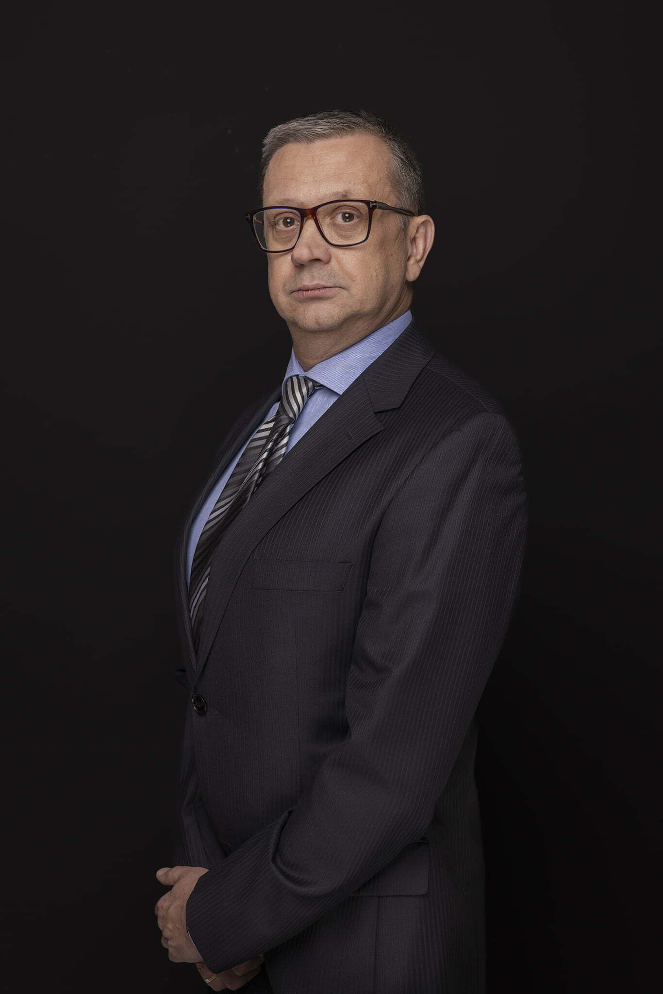 Rafał Gębicki na czarnym tle